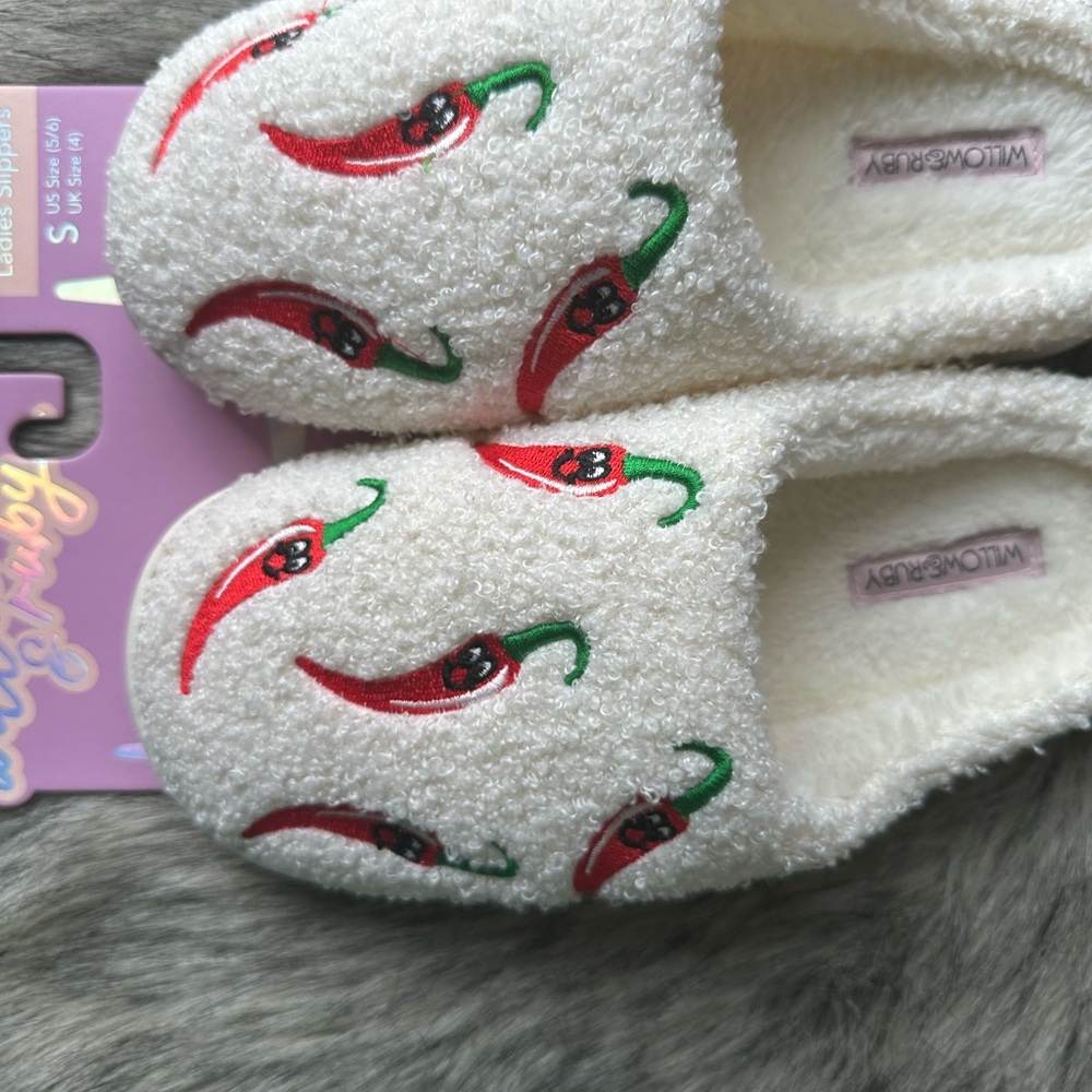White Chili Pepper Slippers - Picture 6 of 9